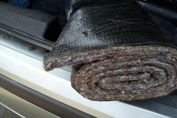 Auton äänieristys rakennusmateriaaleilla