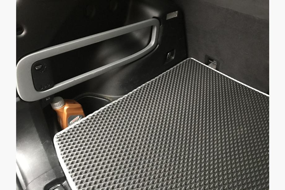 Jeep Cherokee KL 2013– Tavaratilan matto (EVA, musta) Kuva 4