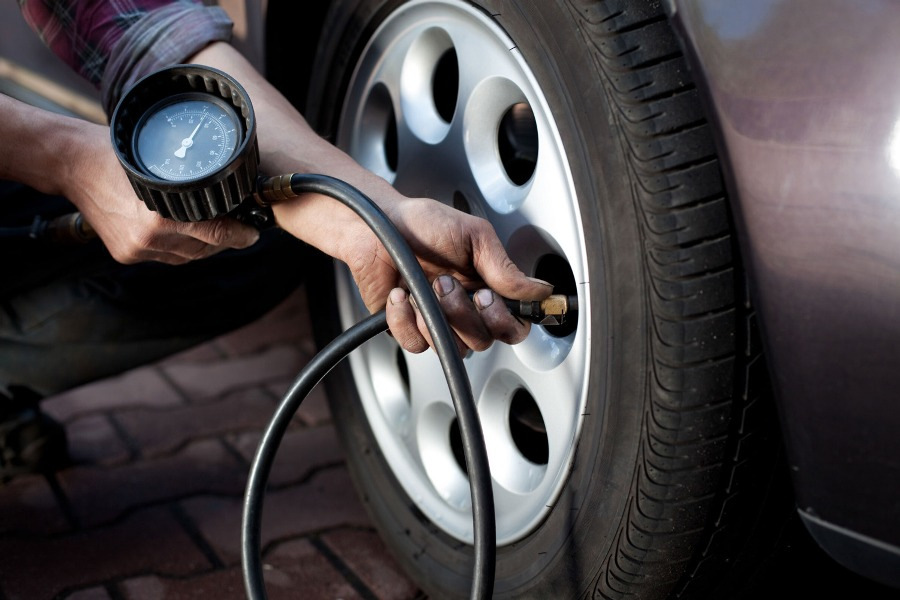 Miksi auton rengaspaine kannattaa mitata?