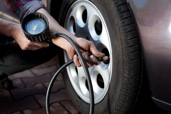 Miksi auton rengaspaine kannattaa mitata?