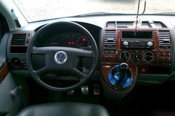 Volkswagen T5 Multivanin sisustatuning ja kojelaudan suojat
