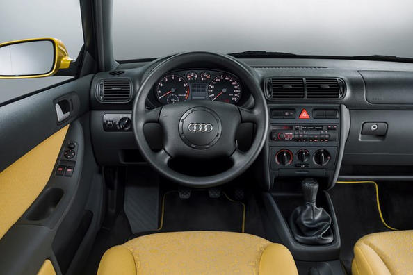 Audi A3:n hiilikuitutyyliset kojelaudan listat