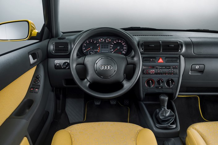 Audi A3:n hiilikuitutyyliset kojelaudan listat