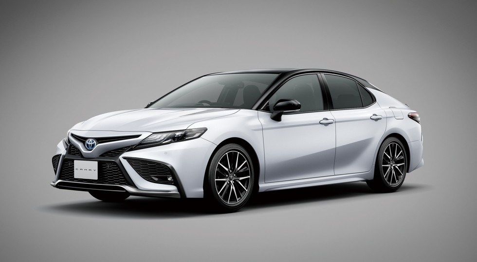 Uudistettu Toyota Camry debytoi Japanissa
