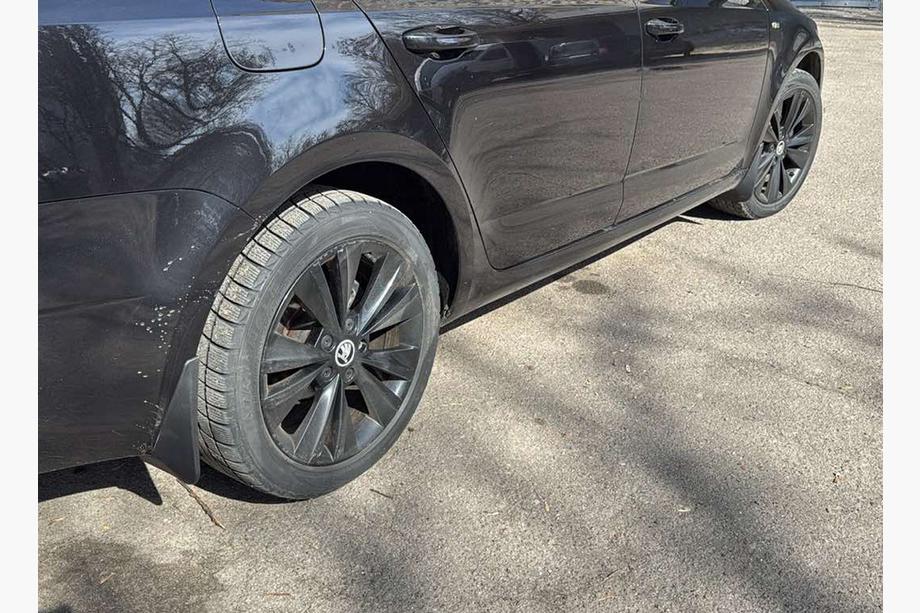 Skoda Octavia III A7 2013–2019 Premium-roiskeläpät SD, SW 2018+ (4 kpl) Image
