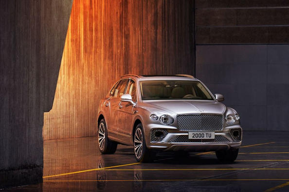 Bentley Bentayga -crossoverin kasvojenkohotettu malli