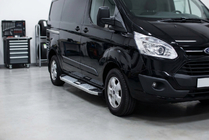 Ford Custom 2013–2022 Mevsim Grey sivuporrastangot (2 kpl, alumiini) pitka akselivali kuva 1