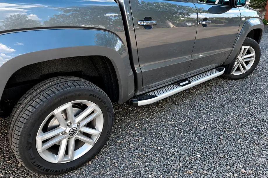 Volkswagen Amarok 2010–2022 Mevsim Grey sivuporrastangot (2 kpl, alumiini) Image
