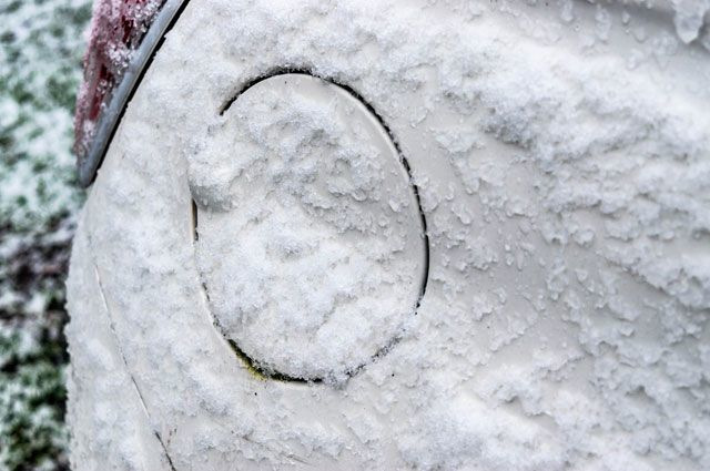 Näin avaat jäätyneen polttoainetankin luukun