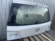 Toyota Land Cruiser 200 2007–2021 Takaluukun yläosa 2016+ valkoinen (käytetty, alkuperäinen) kuva 3