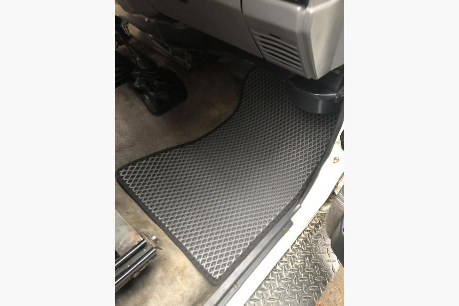 Toyota Land Cruiser 70 1984– EVA-lattiamatot (mustat) Etu + taka, yhtenäinen takamatto Kuva 6