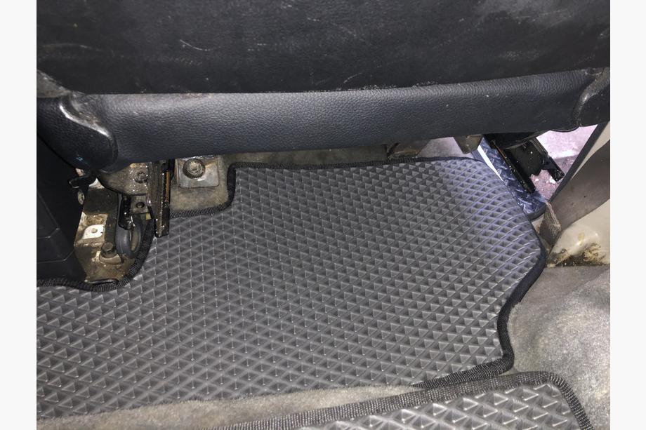 Toyota Land Cruiser 70 1984– EVA-lattiamatot (mustat) Etu + taka, yhtenäinen takamatto Kuva 9