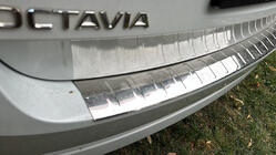Skoda Octavia IV A8 2020– Takapuskurin suojalista Carmos (SW, ruostumaton teräs) kuva 1