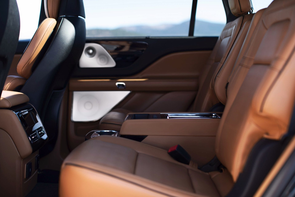 Premium-seitsemänpaikkainen crossover: Lincoln Aviator