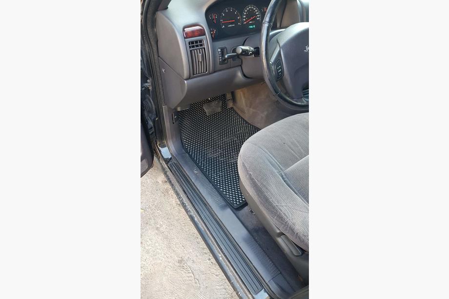 Jeep Grand Cherokee WJ 1999–2004 EVA-lattiamatot (mustat) Image
