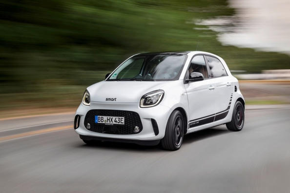 Sähköinen neljäovinen hatchback Smart EQ forfour