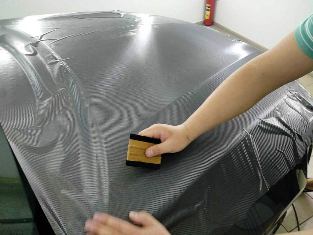 Näin asennat hiilikuitukalvon autoon itse
