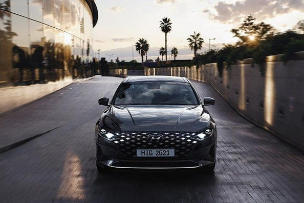 Uudistettu kuudennen sukupolven Hyundai Grandeur -sedan
