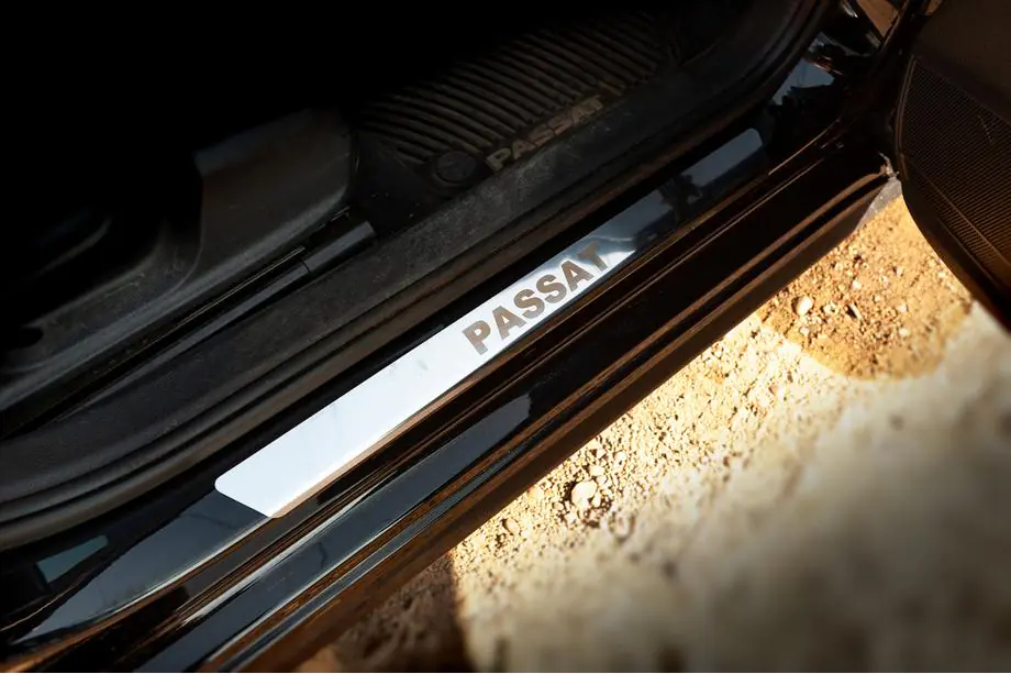 Volkswagen Passat B7 2012–2015 Carmos V1 kynnyslistat (4 kpl, ruostumatonta terästä) Kuva 1