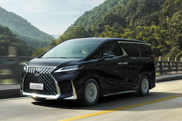 Premium-minibussi Lexus LM – koeajo