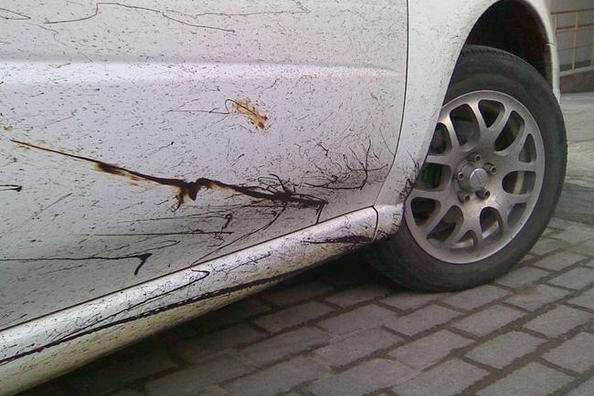 Näin poistat bitumin autosta