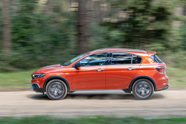 Koeajo: hatchback Fiat Tipo Crossin maastoversio