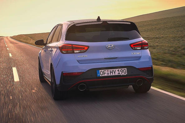 Katsaus suorituskykyisempään Hyundai i30 N -hatchback-versioon