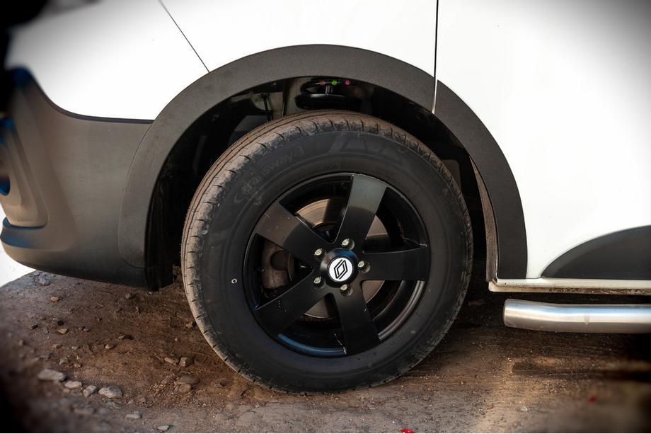Nissan NV300/Primastar 2016– Lokasuojan kaarilistat (6 kpl, mustat, ABS) Image