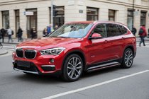 BMW X1 F48 2015–2022 Sivuporrassarja Maya Red (2 kpl, alumiini) kuva 1