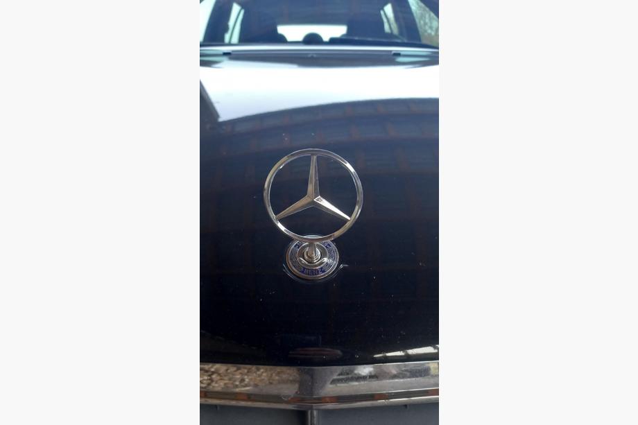 Mercedes C-class W203 2000–2007 Ristikkotähtäin-embleemi (tekstillä) Image