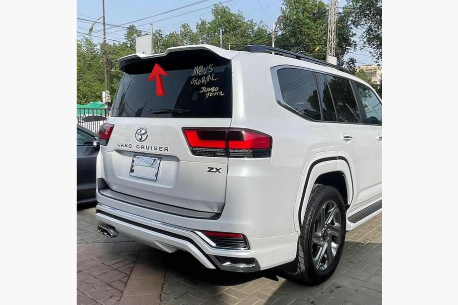 Toyota Land Cruiser 300 2021– Modelista-spoileri Musta Image