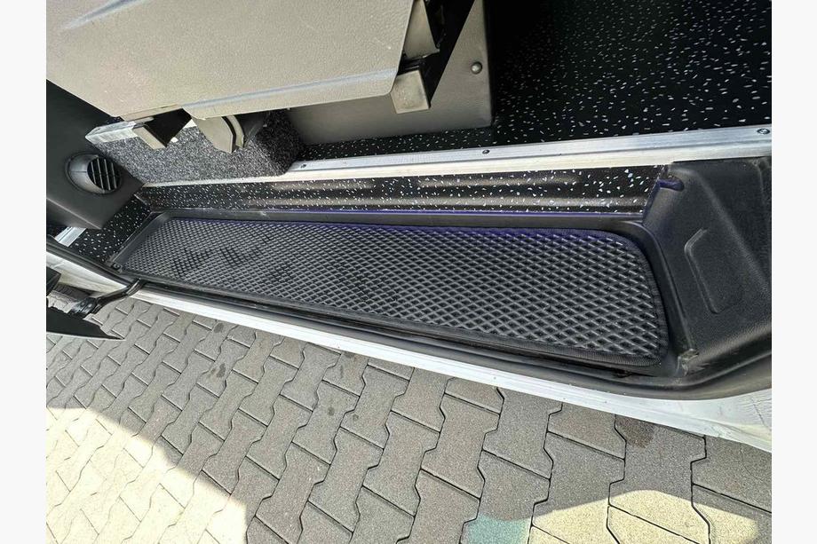 Mercedes Sprinter W907/W910 2018– Polyuretaani EVA-kynnysmatot (mustat) Image