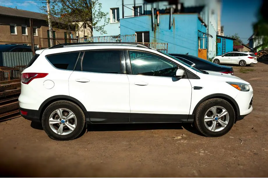 Ford Kuga/Escape 2013–2019 Skyport kattokaiteet (mustat) Kuva 7