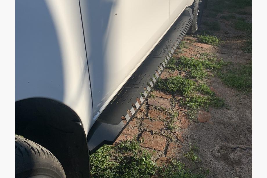 Toyota Hilux 2015– Sivuaskelmat Dakar V1 ilman LED-valoja (2 kpl, metalli) Kuva 1