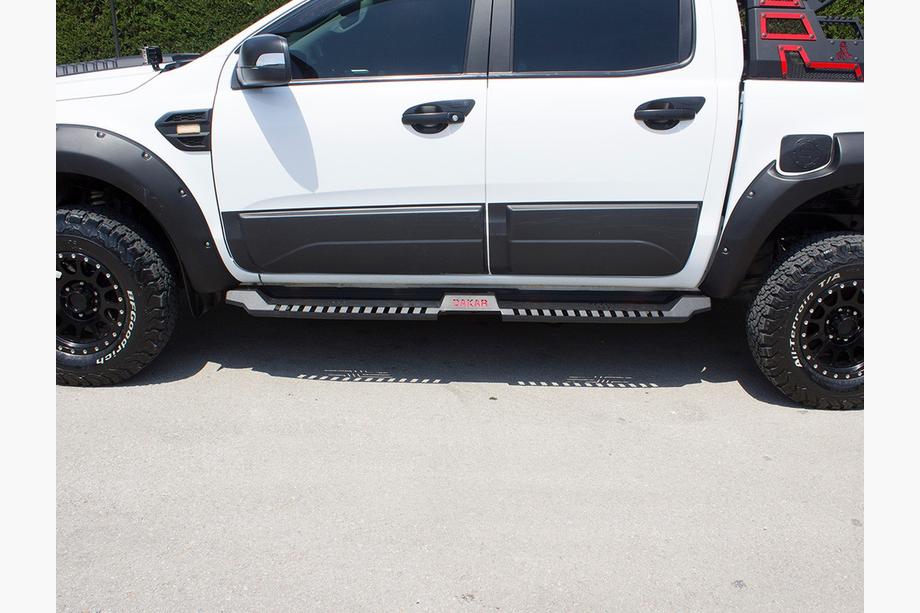 Toyota Hilux 2006–2015 Dakar mustat sivuaskelmat V2 ilman valaistusta (2 kpl, metalli) Kuva 2