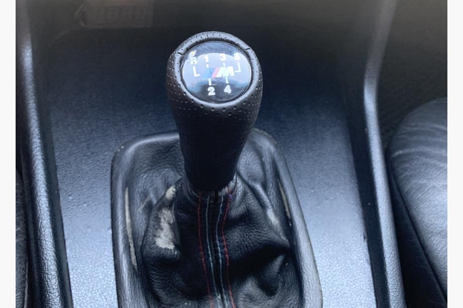 BMW 5-sarja E34 1988–1995 Vaihdekepin nuppi V2 5-vaihteinen (keinonahka, musta sileä) Image