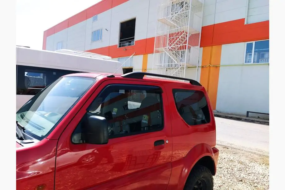 Suzuki Jimny 1998–2018 Skyport kattokaiteet (mustat) Kuva 4