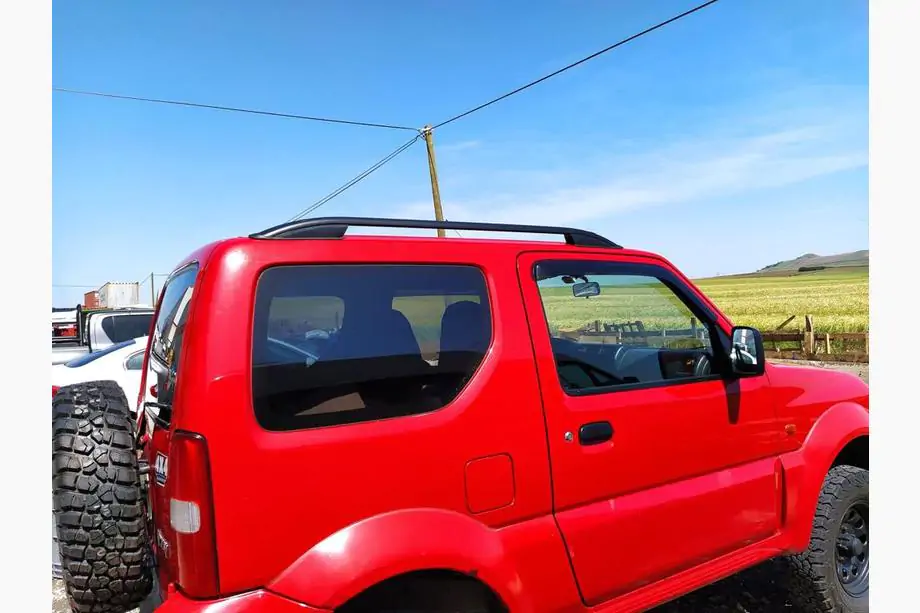 Suzuki Jimny 1998–2018 Skyport kattokaiteet (mustat) Kuva 1