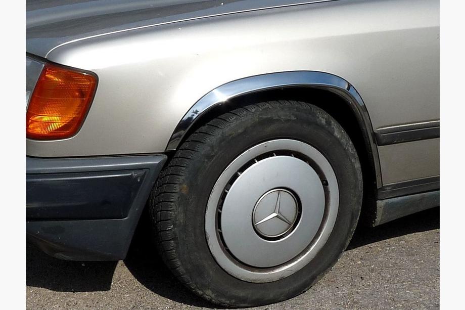 Mercedes E-class W124 1984–1997 Pyöränkaaren listat 1985-1989 (4 kpl, ruostumaton teräs) Image