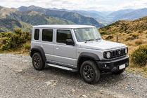 Suzuki Jimny 2018– Allmond Grey -sivukynnykset (2 kpl, alumiini) kuva 1