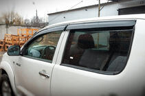 Toyota Hilux 2006–2015 Ikkunatuuliohjaimet (4 kpl, Sunplex Sport) kuva 2