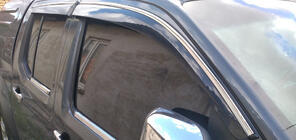 Nissan Navara 2006–2015 Ikkunatuuliohjaimet kromilistalla (4 kpl, Sunplex Chrome) kuva 1