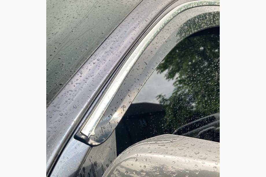 Toyota Hilux 2015– Ikkunatuuliohjaimet kromilistalla (4 kpl, Sunplex Chrome) Image