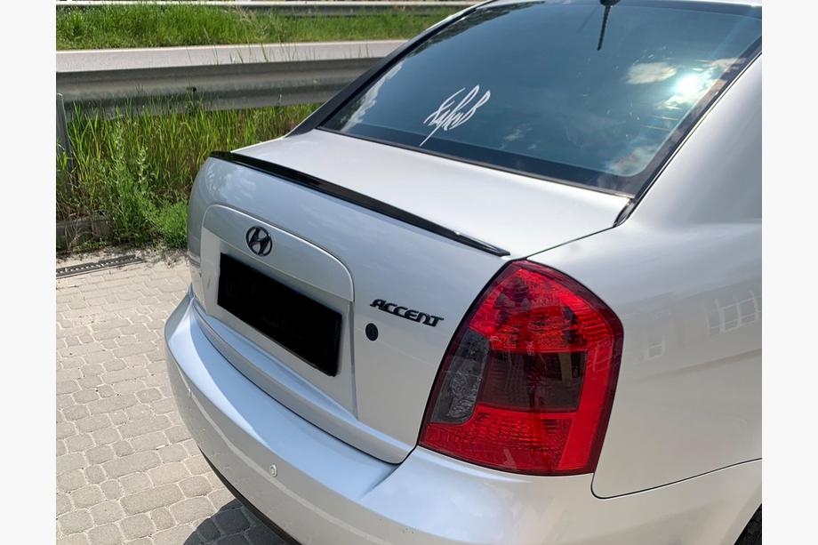 Hyundai Accent 2006–2010 LIP-spoileri (Sunplex, musta) (115,8 cm x 6,3 cm) Kuva 1