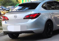Opel Astra J 2009–2015 Sedan-lippspoileri (Sunplex, musta) (115 cm x 5,5 cm) kuva 1