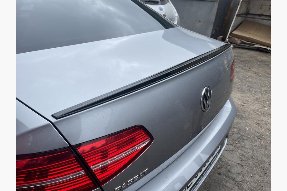 Volkswagen Passat B8 2015–2023 LIP-spoileri (Sunplex, musta) (115,8 cm x 6,3 cm) Kuva 1