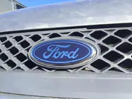 Ford Fiesta 2002–2008 Etumerkki (kiinnitys klipseillä) kuva 1