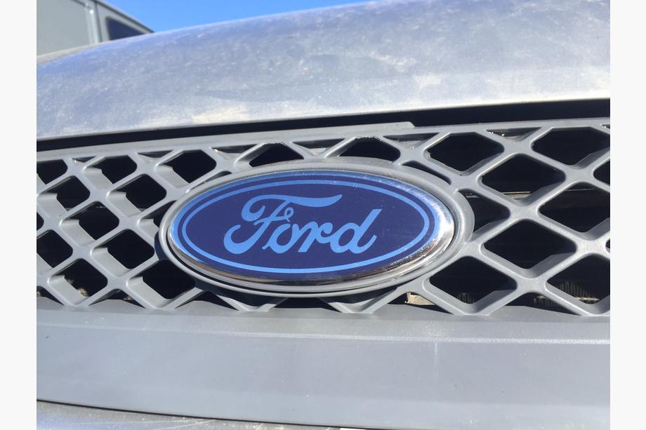 Ford Fiesta 2002–2008 Etumerkki (kiinnitys klipseillä) Kuva 1