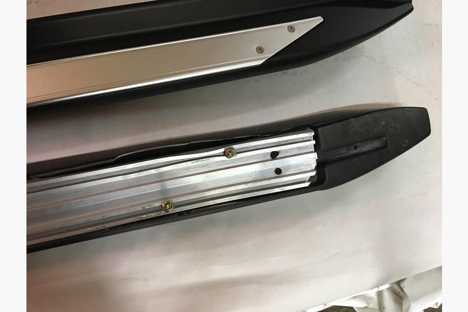 Subaru Forester 2008–2013 POISTO! OEM sivuastinlaudat 2010-2013 Image