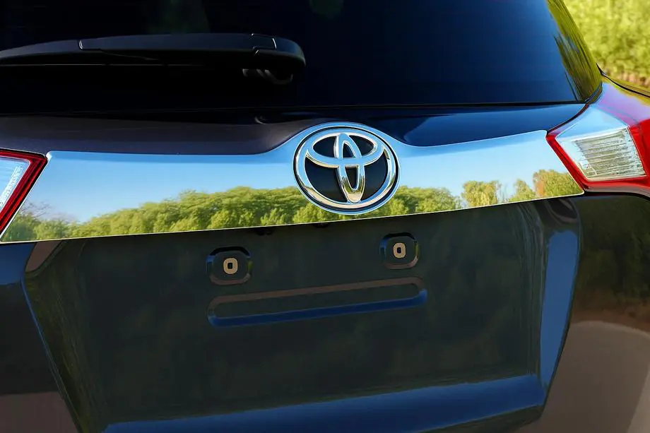 Toyota Rav 4 2013–2018 Ruostumaton koristelista rekisterikilven yläpuolelle puskuriin Libao 2013-2016 Image